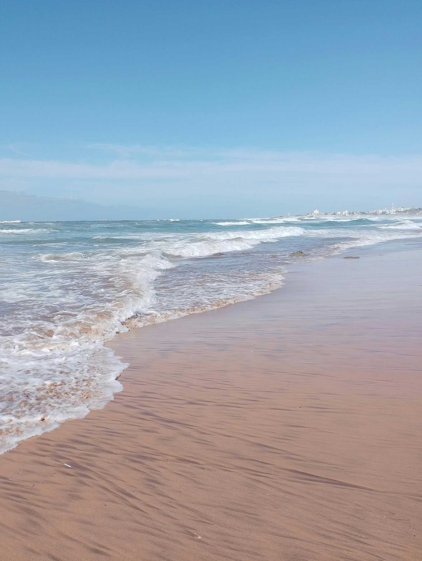 Waves softly crashing on shore for Coast Nutrition Co who teaches you the Calm Eating Method